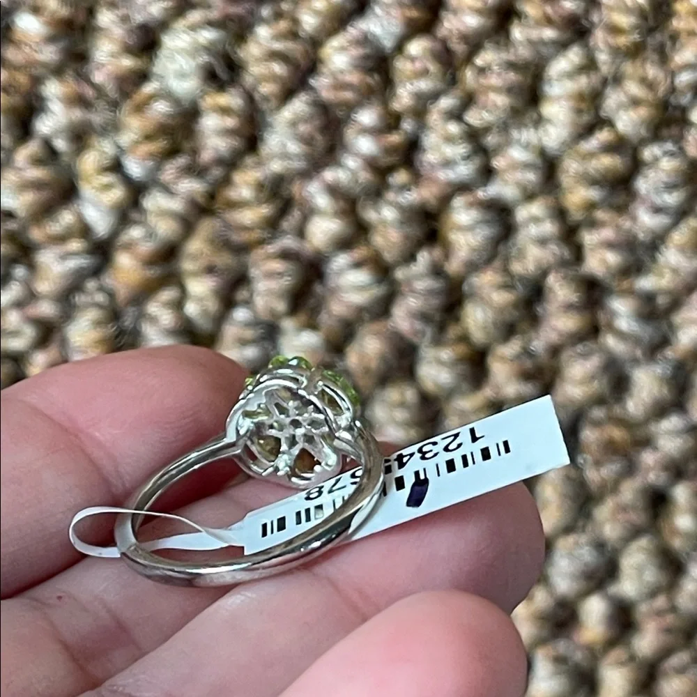 NWT Natural Peridot Floral Ring in 925 Sterling Silver Size 8